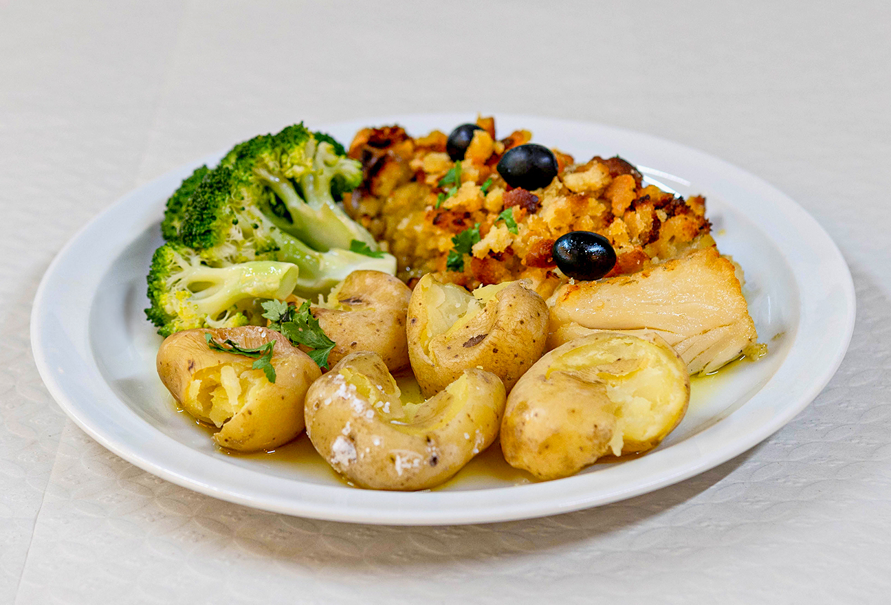 옥수수 빵과 대구, 으깬 감자와 채소