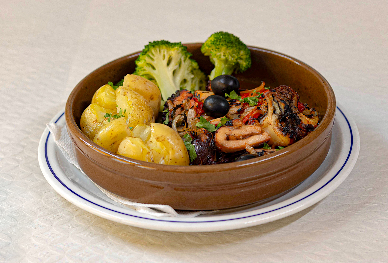 산타 크루즈식 문어와 으깬 감자, 피망, 채소