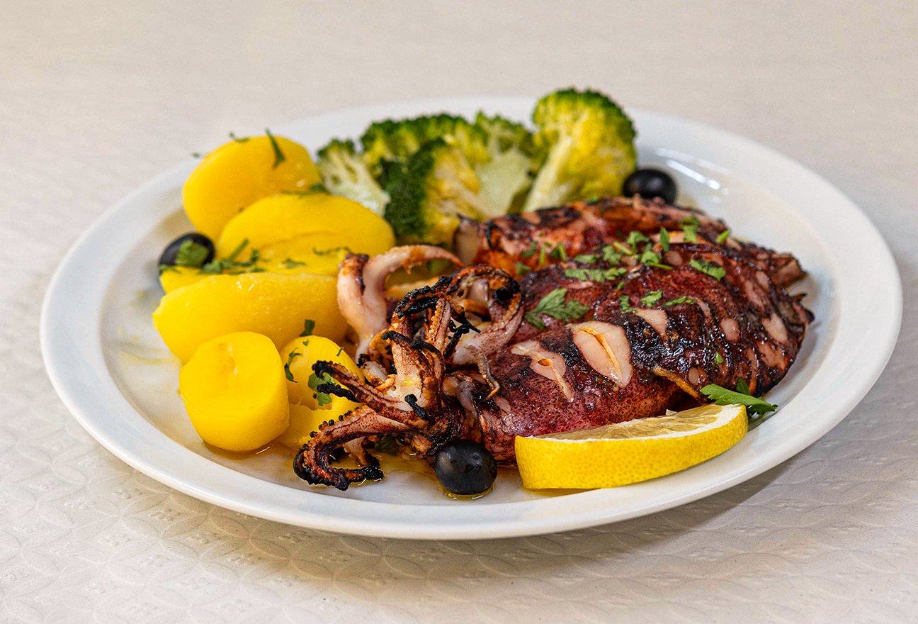 구운 오징어와 삶은 감자, 채소