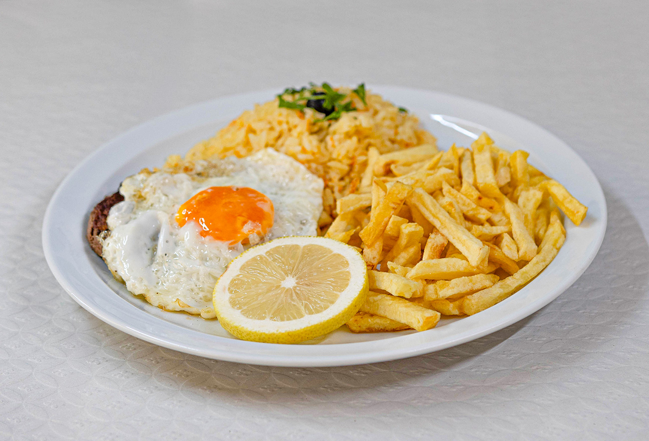 구운 햄버거와 감자튀김, 밥