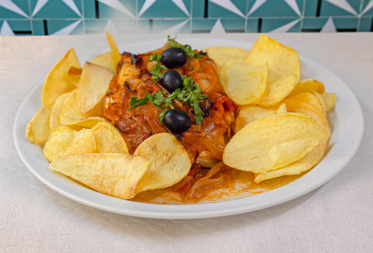 오븐에 구운 대구와 원형 감자튀김